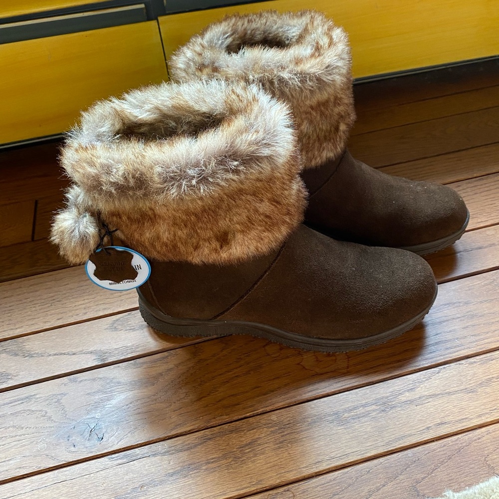 NEW: Minnetonka Suede Fur cuffed boots - Picture 3 of 4